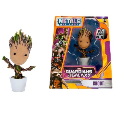 Figura metálica do Groot em vaso branco com embalagem colorida dos Guardiões da Galáxia
