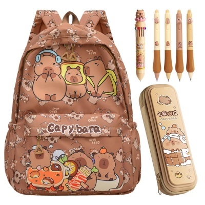 mochila castanha com desenhos de capivaras, conjunto de canetas e estojo decorado