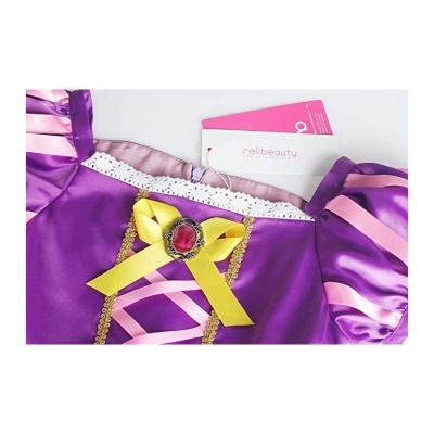 Vestido roxo com mangas bufantes e laço amarelo decorativo