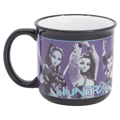 Caneca preta com personagens animados e texto HUNTRX