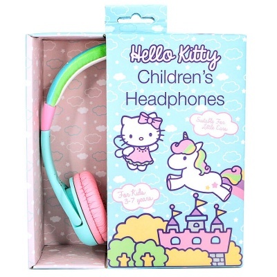 Auriculares infantis Hello Kitty com embalagem azul clara decorada com ilustrações coloridas