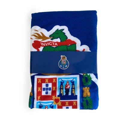 Manta azul com escudos coloridos e faixa azul com brasão