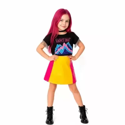 Menina com saia amarela e rosa, t-shirt preta estampada e botas pretas