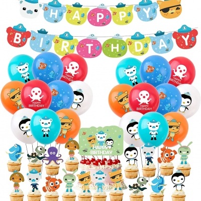 Decoração infantil colorida com balões, cupcakes e banner Happy Birthday