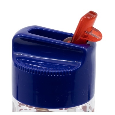 Tampa azul com bico vermelho translúcido num recipiente transparente