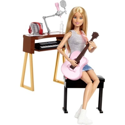 Boneca loira com guitarra rosa e mesa com microfone e rádio