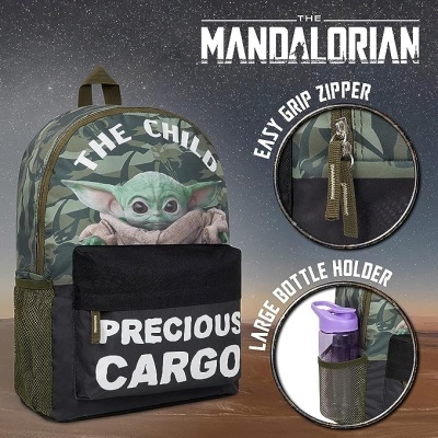 Mochila camuflada com personagem The Child e texto PRECIOUS CARGO