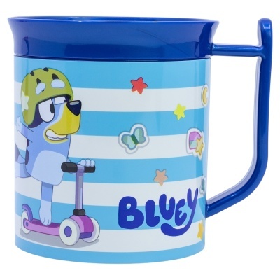 Caneca plástica azul com desenho de cão na trotinete e texto Bluey