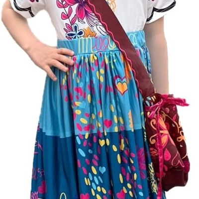 Menina com vestido colorido e acessórios variados