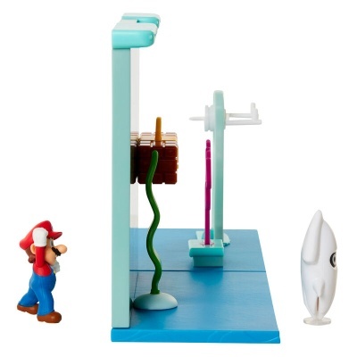 Brinquedo de Mario com cenário azul e elementos coloridos