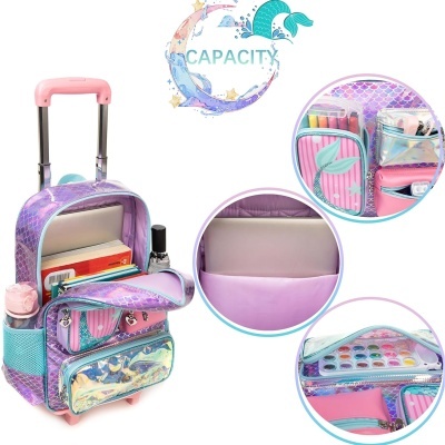 Mala de viagem lilás com carrinho rosa e padrão escamas brilhantes aberta com itens organizados