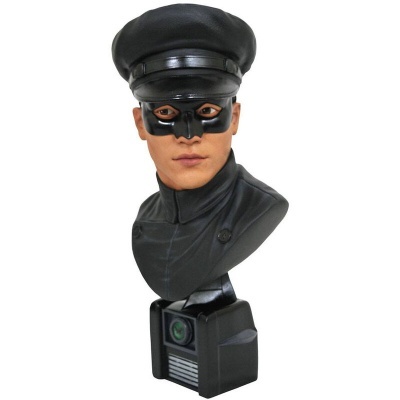 Busto decorativo de homem com boina e máscara preta sobre base de câmara fotográfica