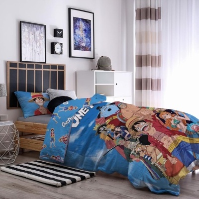 Cama individual com roupa de cama azul decorada com personagens de anime One Piece num quarto moderno