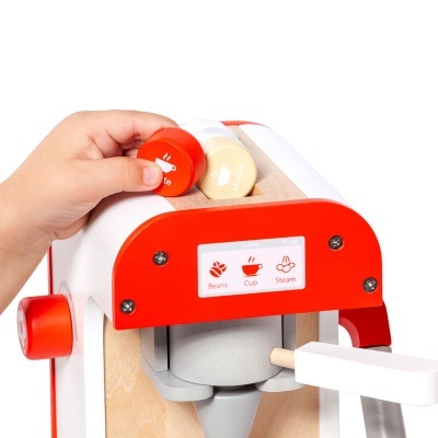 Máquina de café de brinquedo em madeira com detalhes vermelhos e botões rotativos