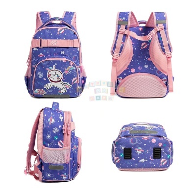 Mochila azul e rosa com padrão de planetas, estrelas e unicórnio astronauta