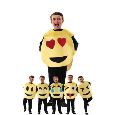 Criança com fato emoji amarelo com olhos de coração vermelho e boca preta, e cinco réplicas menores com diferentes expressões emoji.