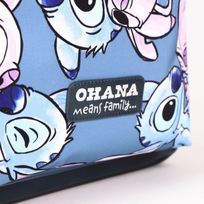 Bolsa azul claro com personagens de desenho animado e etiqueta com texto OHANA means family...