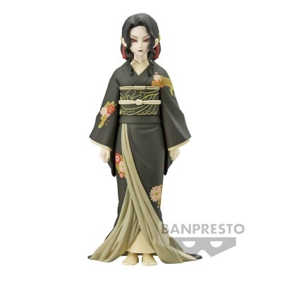 Figura feminina com quimono negro decorado com flores coloridas e faixa obi bege, com o logo BANPRESTO ao lado.