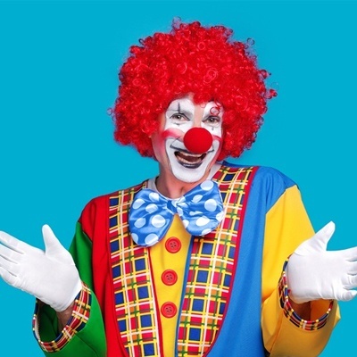 Palhaço sorridente com cabelo vermelho encaracolado e traje colorido