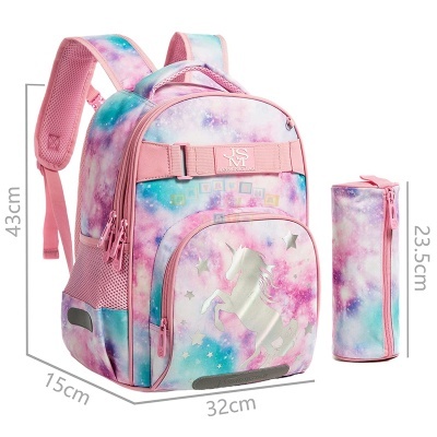Mochila rosa com estampa colorida e unicórnio, acompanhada de estojo cilíndrico com as mesmas cores.