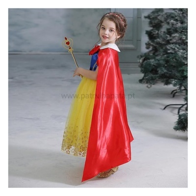 Menina vestida como princesa com vestido amarelo, capa vermelha e cetro dourado