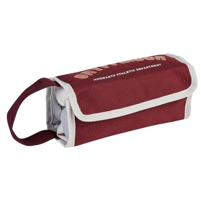 Estojo retangular bordeaux com alça lateral e inscrição 'HOGWARTS ATHLETIC DEPARTMENT'