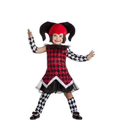 Criança com fantasia de arlequim vermelha, preta e branca com chapéu pontudo
