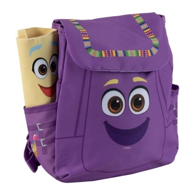 Mochila infantil roxa com rosto sorridente e rolo amarelo na lateral.