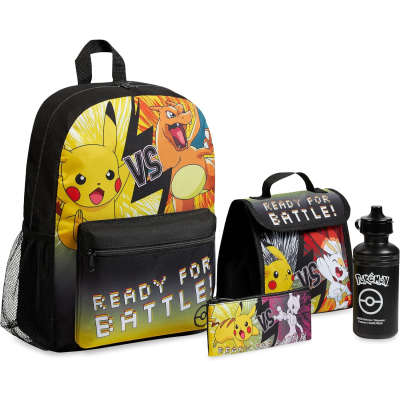Mochila, saco de prancha e garrafa Pokémon com imagens de Pikachu, Charizard, Mewtwo e texto Ready For Battle