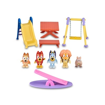 Conjunto de brinquedos de parque infantil colorido com escorrega, baloiço, gangorra, banco, mesa e cinco figuras de animais.