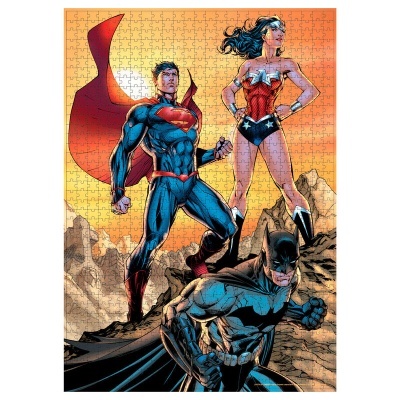 Puzzle colorido com Superman, Mulher-Maravilha e Batman em pose heroica