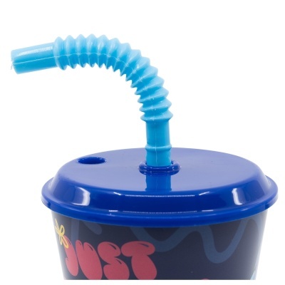 Copo azul escuro com tampa azul e palhinha flexível azul clara