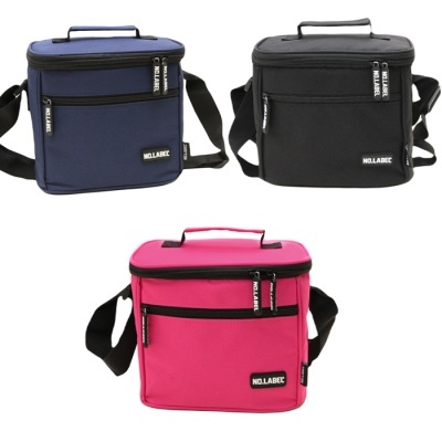 Três bolsas térmicas retangulares com alça e pega superior em tecido azul, preto e rosa, com etiquetas NOLABEC