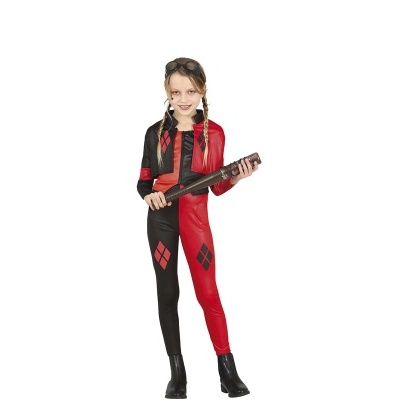 Menina com fato cosplay preto e vermelho com losangos, botas pretas e óculos escuros