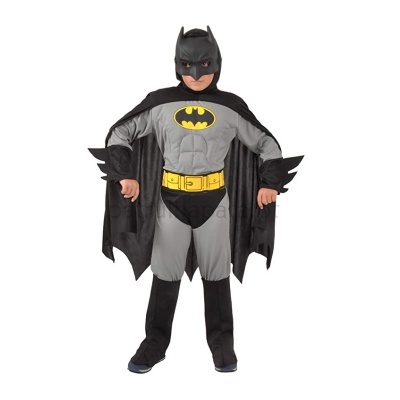 Criança vestida com fantasia do Batman em fundo branco