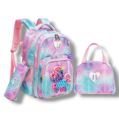 Mochila, estojo e bolsa de mão coloridos com desenho 3D de unicórnio e padrões em azul, rosa e branco