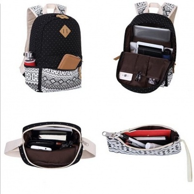 mochila preta e branca com padrão geométrico e bolso castanho