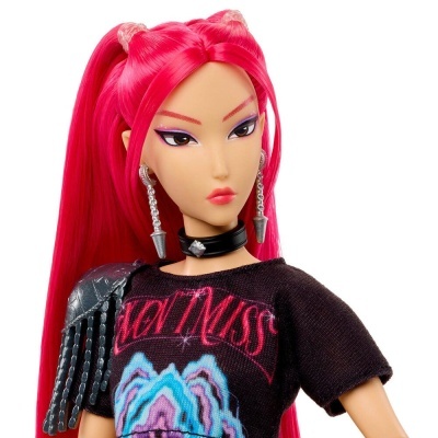 Boneca com cabelo rosa e vestido preto com estampado colorido e colar preto