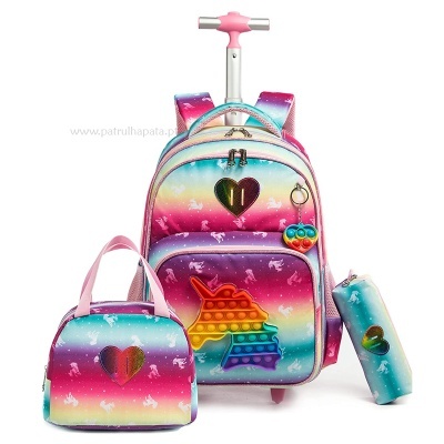 Conjunto colorido de mochila com rodinhas, saco de mão e estojo com padrão de unicórnios e acessórios pop it.