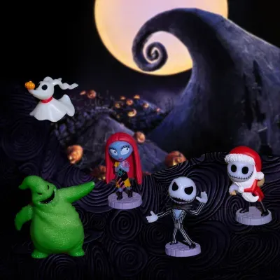 Figuras de ação de personagens de filme de animação com trajes coloridos e temática de Halloween