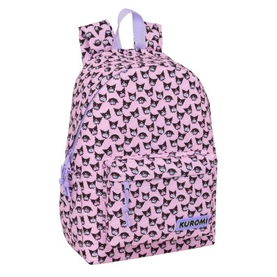 Mochila rosa com padrão de personagens pretas e bolso frontal com etiqueta KUROMI