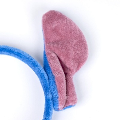 Acessório de cabelo azul com orelha rosa em tecido felpudo
