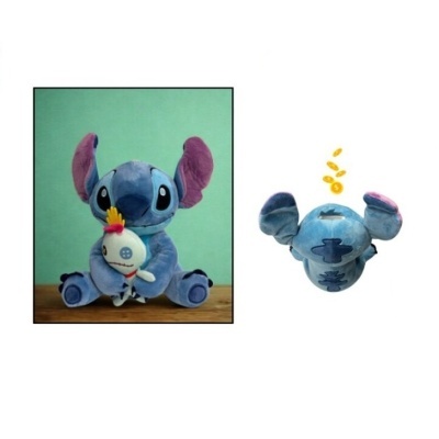 Mealheiro peluche Stitch azul com orelhas roxas segurando boneco branco, fundo verde