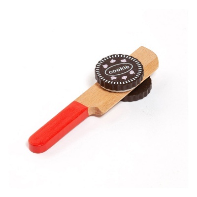 Pincel de cozinha em madeira com cabo vermelho e brinquedos em forma de biscoito