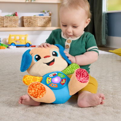 Bebé sentado a brincar com peluche didático de cão colorido