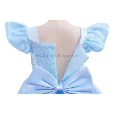 Vestido infantil azul claro com mangas bufantes e laço grande