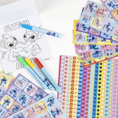 Marcadores, folhas para colorir e autocolantes de Stitch da Disney sobre mesa branca