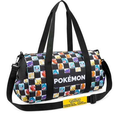 Saco desportivo cilíndrico com padrão de quadrados coloridos e personagens Pokémon