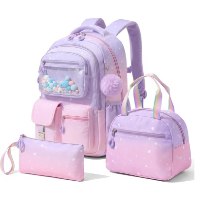 Conjunto lilás e rosa composto por mochila, bolsa e estojo com padrões de corações brancos e detalhes coloridos