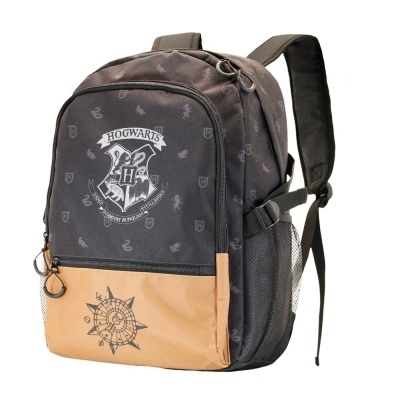 Mochila castanha com brasão de Hogwarts e bússola